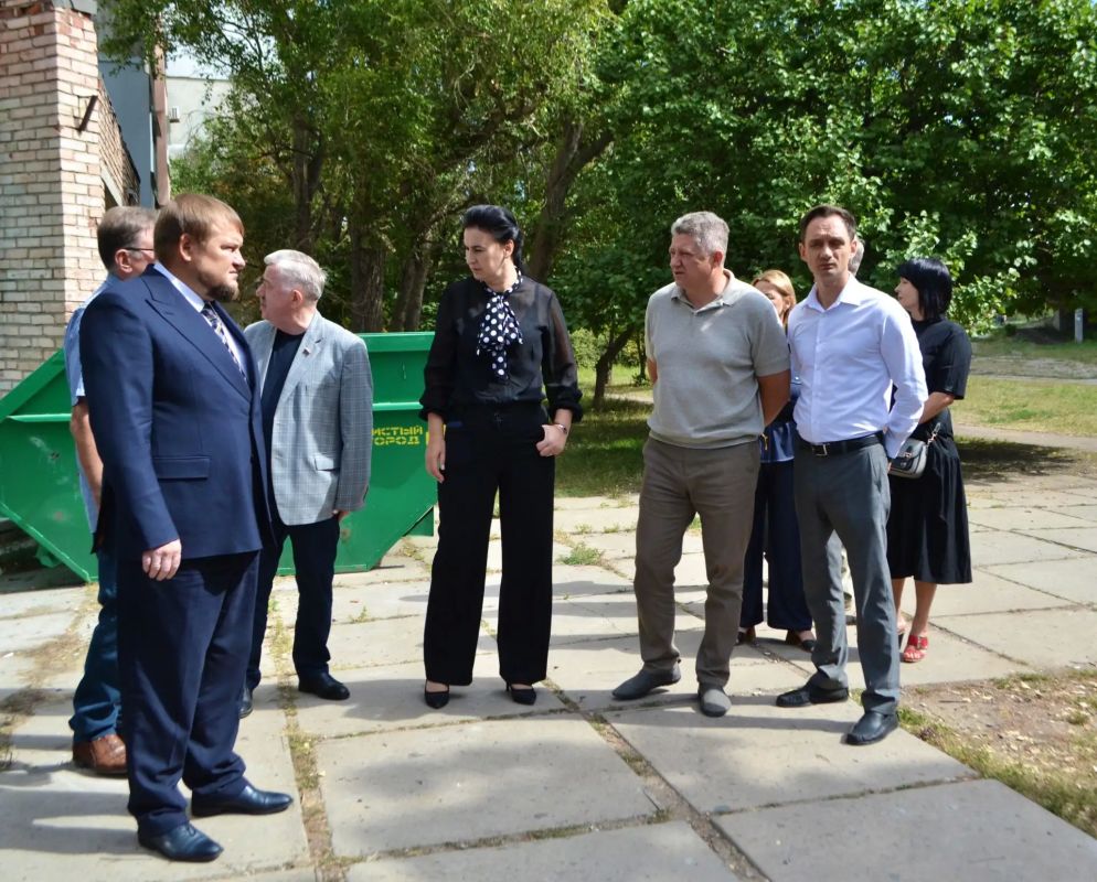 Председатель Совета городского округа город Луганск Сергей Цемкало проинспектировал ход капитального ремонта зала бокса «Олимп» в спортивной школе №3 Председатель Совета городского округа город Луганск Сергей Цемкало проинспектировал ход капитального ремонта зала бокса «Олимп» в спортивной школе №3