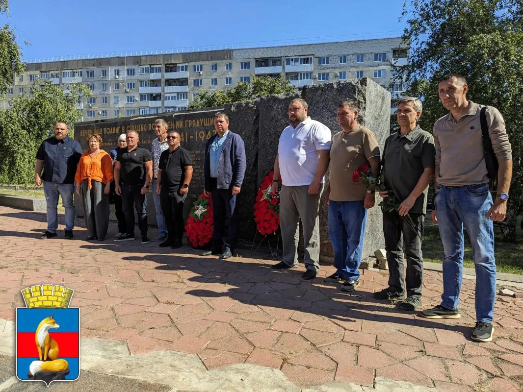 Глава Лисичанского городского округа Эдуард Сахненко почтил память героев-освободителей в 83-ю годовщину освобождения города Глава Лисичанского городского округа Эдуард Сахненко почтил память героев-освободителей в 83-ю годовщину освобождения города