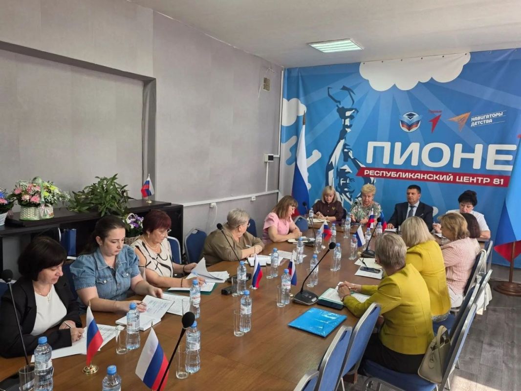 Ольга Бас: С началом нового учебного года совместно с депутатом Народного Совета ЛНР Олегом Ковалем, детским омбудсменом по ЛНР Инной Швенк и одним из руководителей Минобра ЛНР Анжеликой Прядкиной мы провели встречу с... Ольга Бас: С началом нового учебного года совместно с депутатом Народного Совета ЛНР Олегом Ковалем, детским омбудсменом по ЛНР Инной Швенк и одним из руководителей Минобра ЛНР Анжеликой Прядкиной мы провели встречу с...