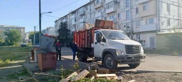 МУП «ДЕП г. Рубежное» продолжает плановые работы по уборке твёрдых коммунальных отходов (ТКО) в центральной части города