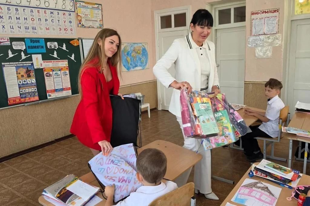 Члены УИК Ровеньков провели благотворительную акцию «Собери портфель другу» Члены УИК Ровеньков провели благотворительную акцию «Собери портфель другу»