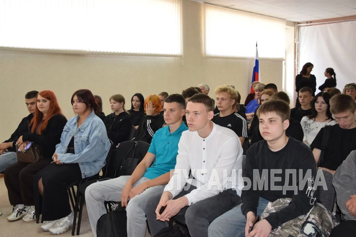 В Славяносербске почтили память жертв террористических актов В Славяносербске почтили память жертв террористических актов