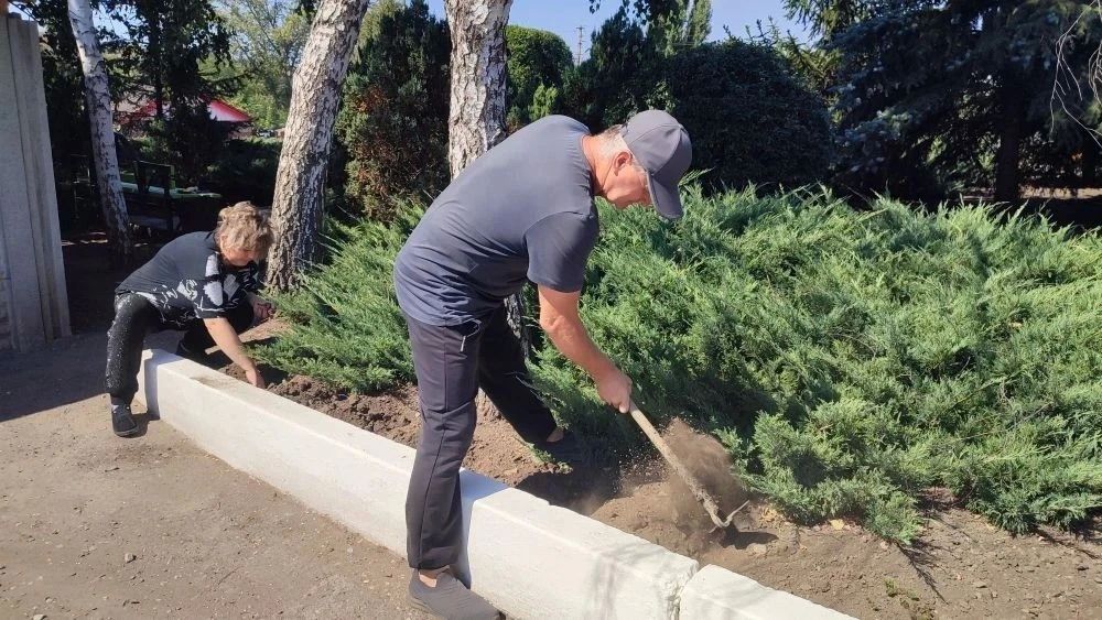 Сегодня, в честь Дня освобождения от немецко-фашистских захватчиков пгт Городище Перевальского района, на прилегающей территории к Братской могиле советских воинов, к Памятному столбу Икона «Отечество», Памятному знаку... Сегодня, в честь Дня освобождения от немецко-фашистских захватчиков пгт Городище Перевальского района, на прилегающей территории к Братской могиле советских воинов, к Памятному столбу Икона «Отечество», Памятному знаку...
