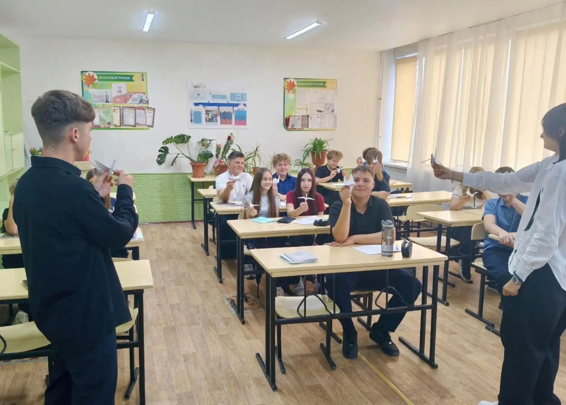 Сегодня Лутугинская средняя школа № 2 присоединилась ко Дню солидарности Сегодня Лутугинская средняя школа № 2 присоединилась ко Дню солидарности