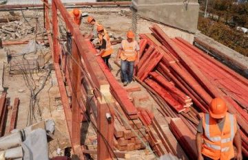 Виктор Водолацкий: Строители планируют заменить кровлю в 21 многоквартирном доме Луганска до конца 2026 года, работы уже завершены на семи объектах