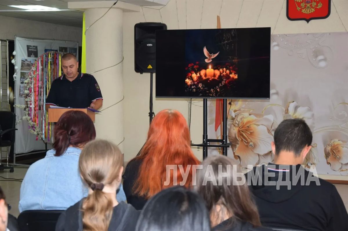 В Славяносербске почтили память жертв террористических актов В Славяносербске почтили память жертв террористических актов