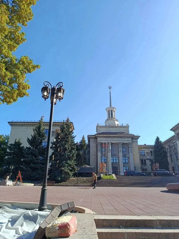 Обновлённый сквер на Красной площади в Луганске почти готов – Пащенко Обновлённый сквер на Красной площади в Луганске почти готов – Пащенко