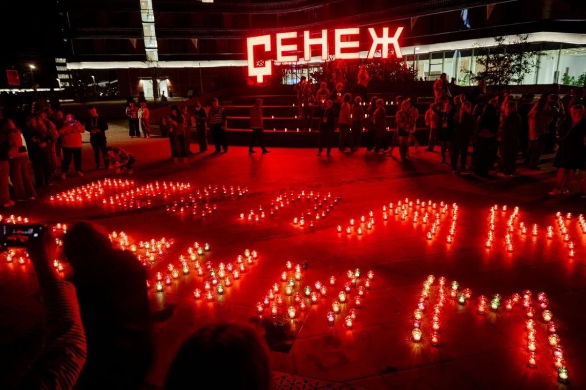 Беслан, помним. В «Сенеже» работники образовательной сферы зажгли сотни свечей в память о детях и учителях школы №1 города Беслана Беслан, помним. В «Сенеже» работники образовательной сферы зажгли сотни свечей в память о детях и учителях школы №1 города Беслана