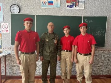 В стенах ГБОУ ЛНР «Стахановский учебно-воспитательный комплекс № 4 им. В. Д. Болотова» прошла встреча в знаковый для нашего города день - 3 сентября, в рамках реализации проекта «Диалог с Героем»