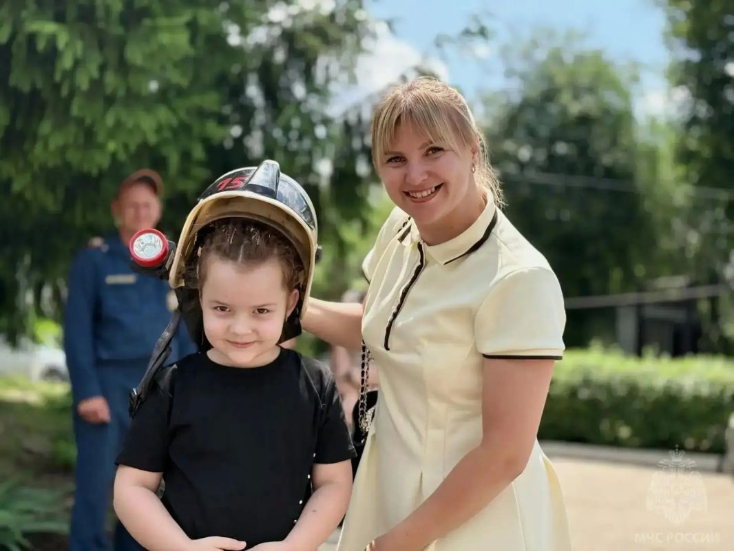 Краснолучские сотрудники 15-й пожарно-спасательной части пригласили на экскурсию собственных детей Краснолучские сотрудники 15-й пожарно-спасательной части пригласили на экскурсию собственных детей