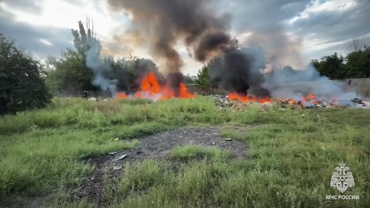 В Антраците спасатели МЧС России оперативно ликвидировали пожар, отстояв жилой сектор от огня