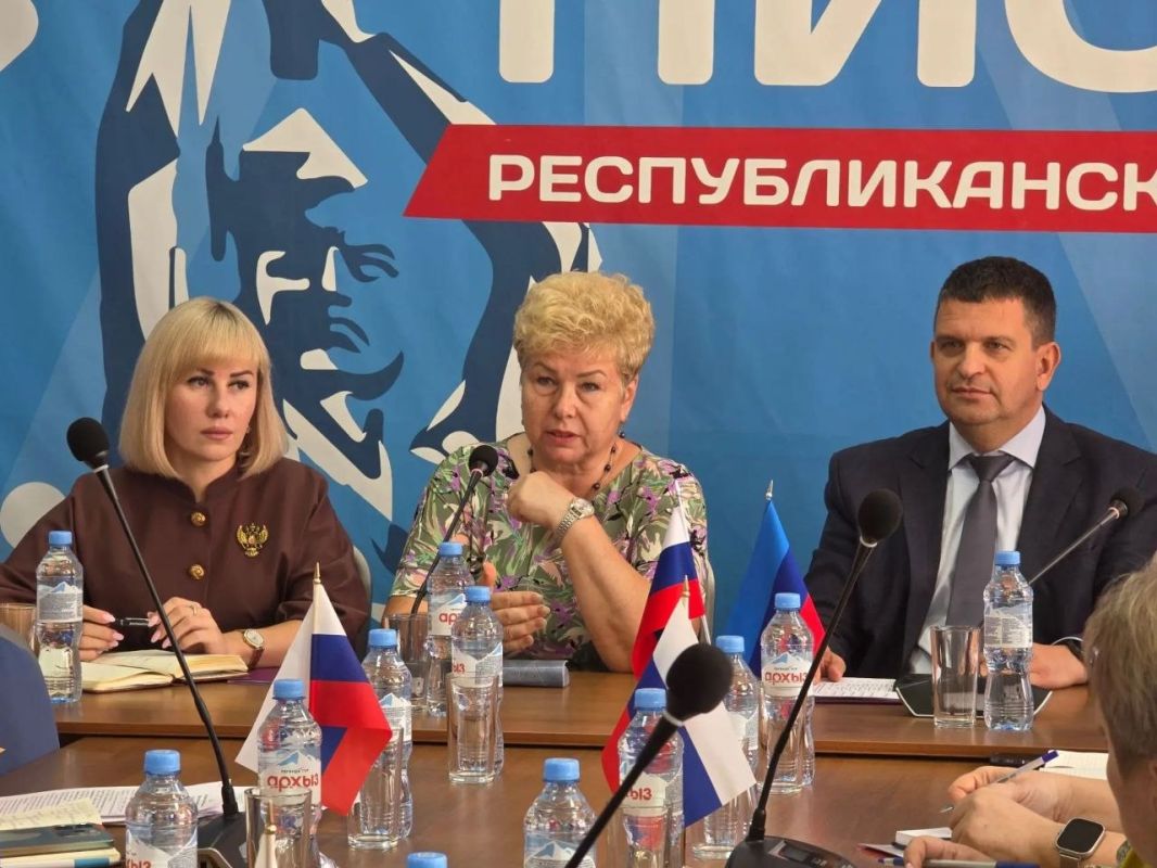 Ольга Бас: С началом нового учебного года совместно с депутатом Народного Совета ЛНР Олегом Ковалем, детским омбудсменом по ЛНР Инной Швенк и одним из руководителей Минобра ЛНР Анжеликой Прядкиной мы провели встречу с...