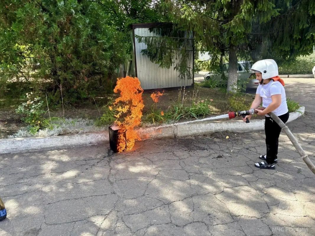 Краснолучские сотрудники 15-й пожарно-спасательной части пригласили на экскурсию собственных детей Краснолучские сотрудники 15-й пожарно-спасательной части пригласили на экскурсию собственных детей