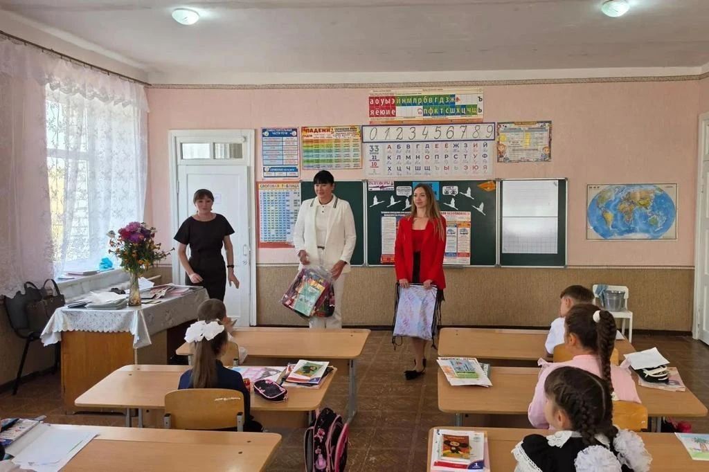 Члены УИК Ровеньков провели благотворительную акцию «Собери портфель другу» Члены УИК Ровеньков провели благотворительную акцию «Собери портфель другу»