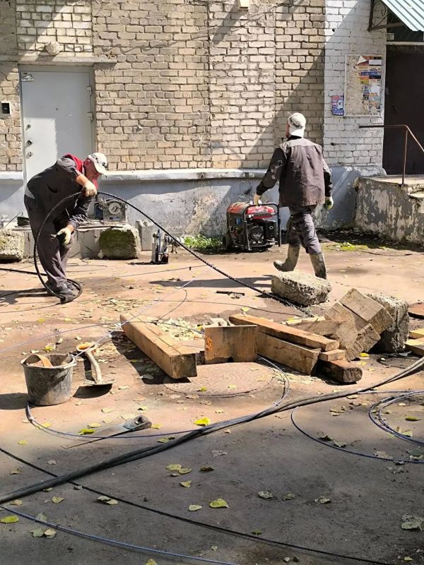 В Луганске единая управляющая компания заменила в многоэтажке старые коммуникаций с применением бестраншейной технологии В Луганске единая управляющая компания заменила в многоэтажке старые коммуникаций с применением бестраншейной технологии