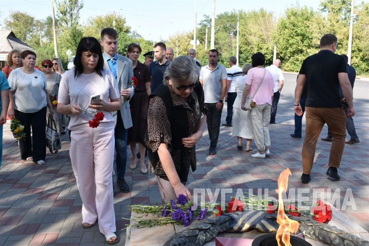 В Перевальске почтили память героев у мемориала «Скорбящая мать» В Перевальске почтили память героев у мемориала «Скорбящая мать»