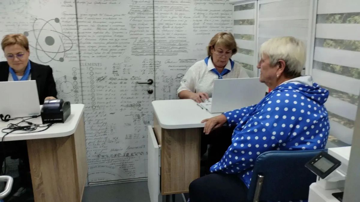 4 сентября в г. Миусинск сотрудники ОП «Энергосбыт Луганск» провели выездное обслуживание населения с использованием передвижного мобильного центра обслуживания клиентов (ЦОК) 4 сентября в г. Миусинск сотрудники ОП «Энергосбыт Луганск» провели выездное обслуживание населения с использованием передвижного мобильного центра обслуживания клиентов (ЦОК)