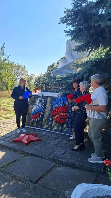 Прошли года, пройдут века, Но память сердце не предаст, Ведь рана очень глубока Любимый край, родной Донбасс Прошли года, пройдут века, Но память сердце не предаст, Ведь рана очень глубока Любимый край, родной Донбасс