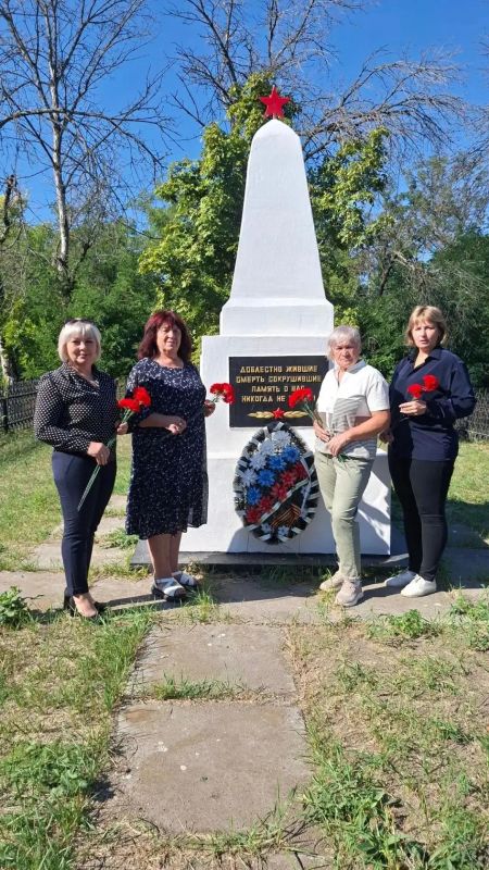 Прошли года, пройдут века, Но память сердце не предаст, Ведь рана очень глубока Любимый край, родной Донбасс Прошли года, пройдут века, Но память сердце не предаст, Ведь рана очень глубока Любимый край, родной Донбасс