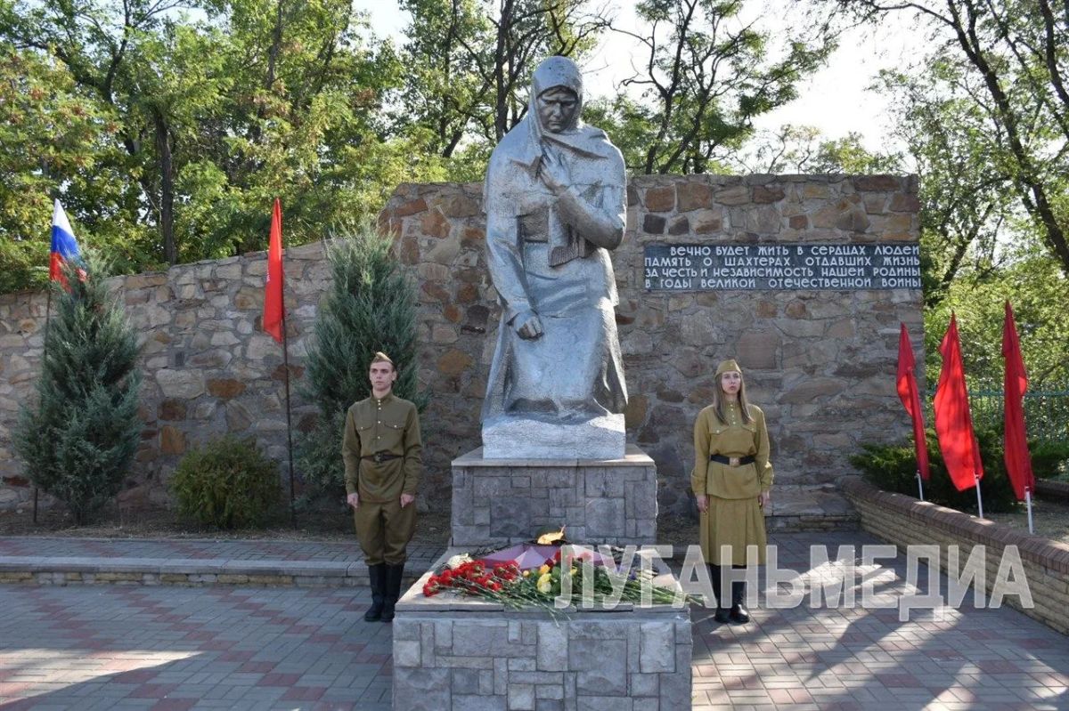 В Перевальске почтили память героев у мемориала «Скорбящая мать»