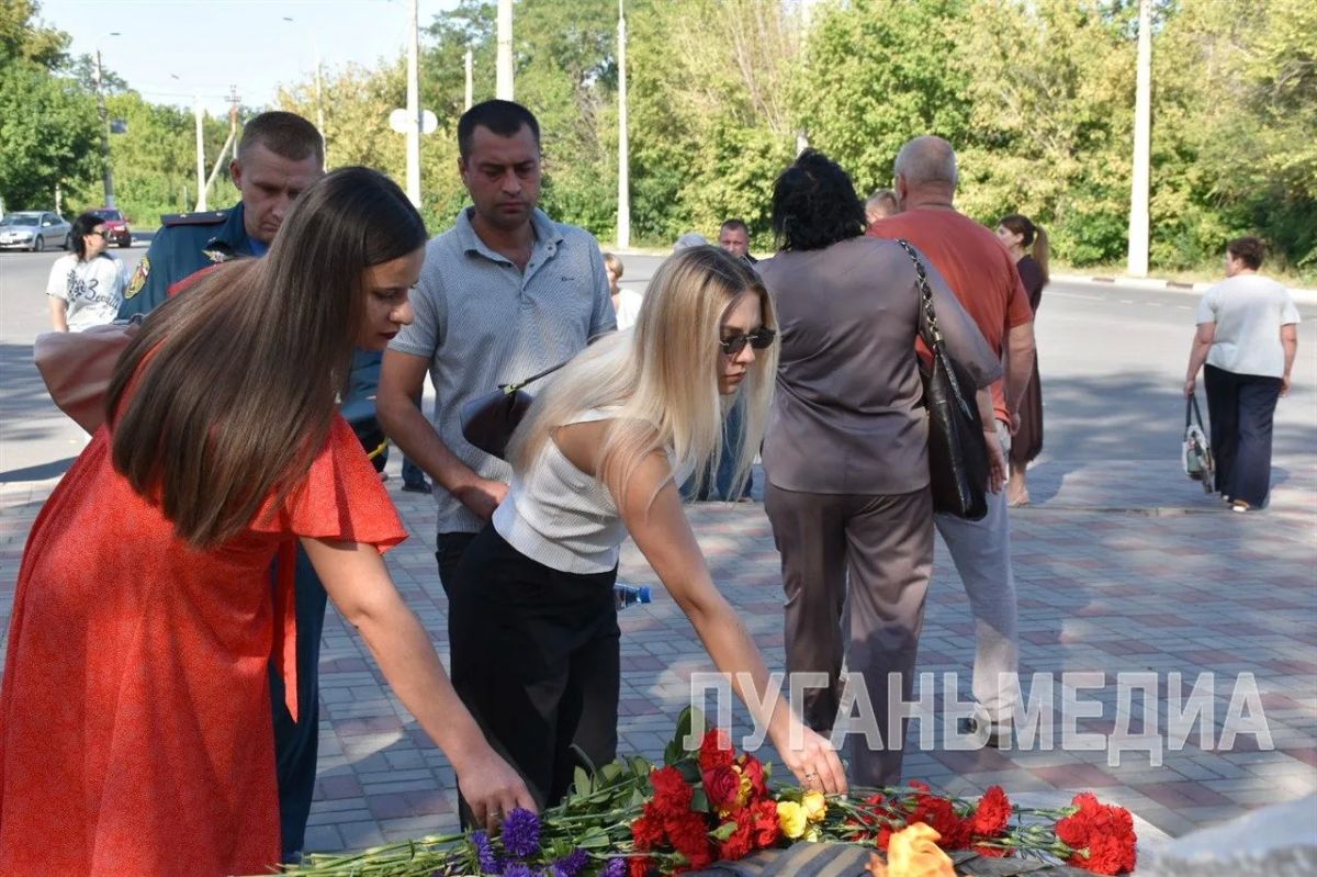 В Перевальске почтили память героев у мемориала «Скорбящая мать» В Перевальске почтили память героев у мемориала «Скорбящая мать»