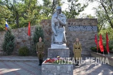 В Перевальске почтили память героев у мемориала «Скорбящая мать»