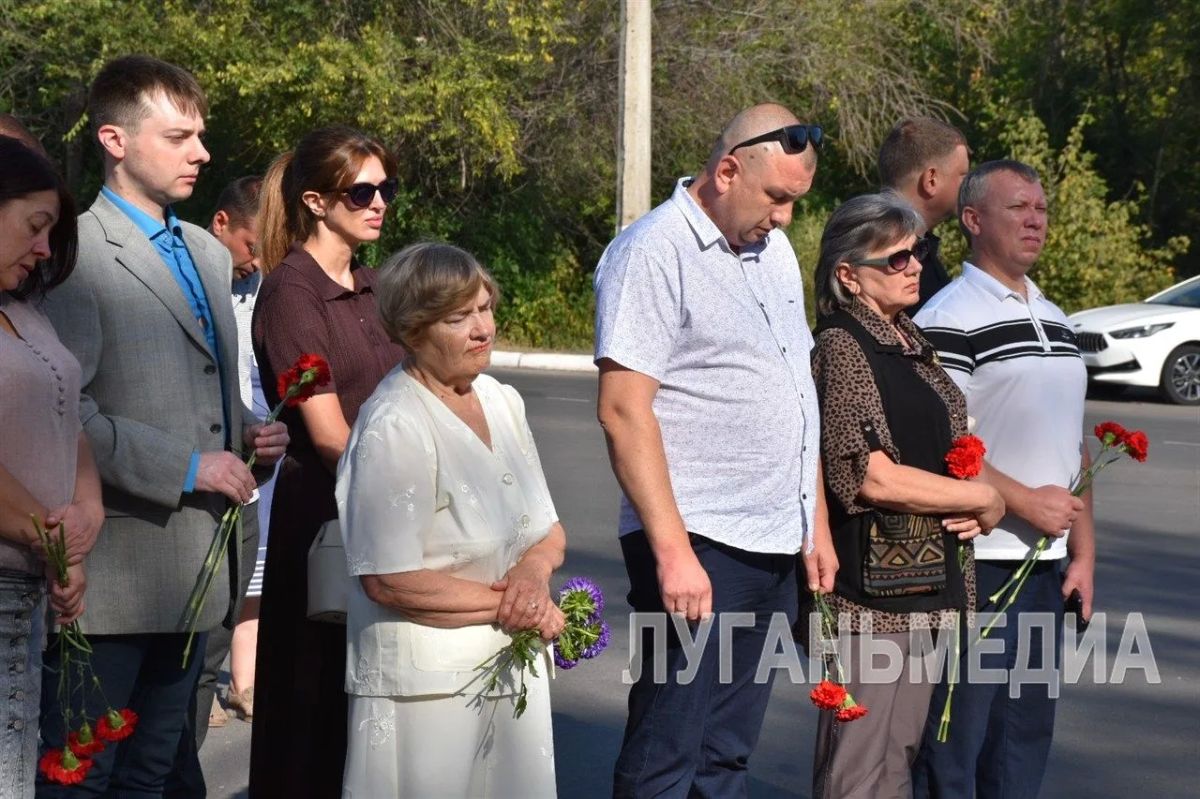 В Перевальске почтили память героев у мемориала «Скорбящая мать» В Перевальске почтили память героев у мемориала «Скорбящая мать»