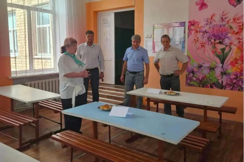 Депутаты Совета Свердловского муниципального округа ЛНР провели инспектирование УВК им. Героя Советского Союза Лидии Литвяк Депутаты Совета Свердловского муниципального округа ЛНР провели инспектирование УВК им. Героя Советского Союза Лидии Литвяк