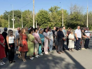 В Перевальске прошло возложение цветов ко Дню освобождения Ворошиловградской области