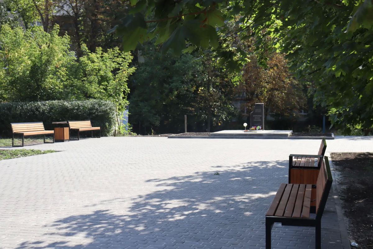 Народная программа в действии: в Антраците завершается благоустройство сквера на улице Урицкого Народная программа в действии: в Антраците завершается благоустройство сквера на улице Урицкого