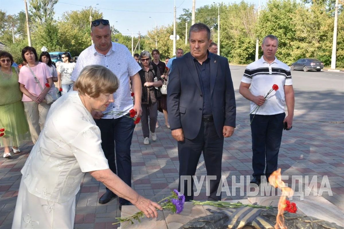 В Перевальске почтили память героев у мемориала «Скорбящая мать» В Перевальске почтили память героев у мемориала «Скорбящая мать»