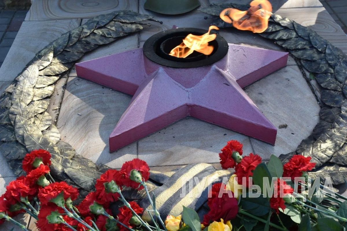 В Перевальске почтили память героев у мемориала «Скорбящая мать» В Перевальске почтили память героев у мемориала «Скорбящая мать»