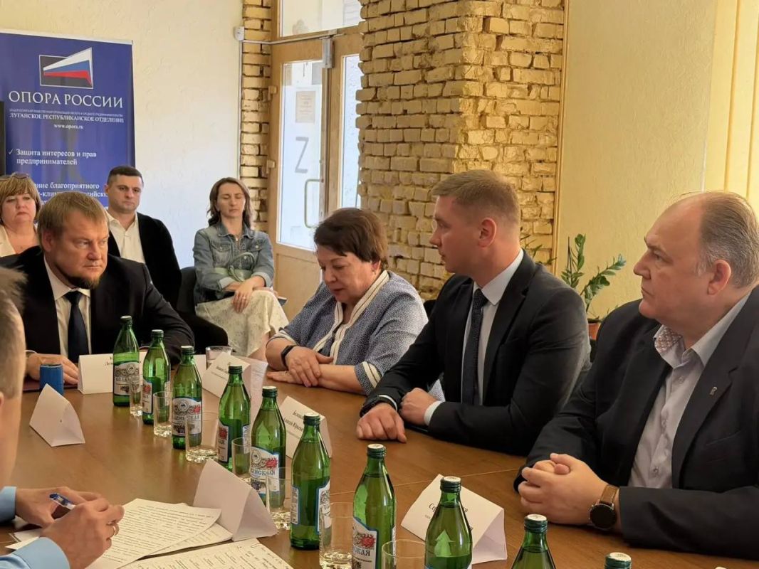 Сегодня в ходе рабочей встречи с предпринимателями состоялось подписание соглашения о сотрудничестве между Луганским отделением «ОПОРЫ РОССИИ» и Прокуратурой ЛНР Сегодня в ходе рабочей встречи с предпринимателями состоялось подписание соглашения о сотрудничестве между Луганским отделением «ОПОРЫ РОССИИ» и Прокуратурой ЛНР