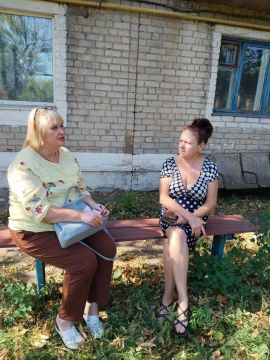 Депутат Совета городского округа города Брянка от ВПП «Единая Россия» Алла Алферова провела приём граждан в жилмассиве Ю.Ломоватка