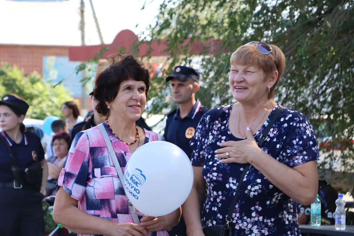 «Луганский единый фронт помощи» подарил праздник двора жителям Александровска «Луганский единый фронт помощи» подарил праздник двора жителям Александровска