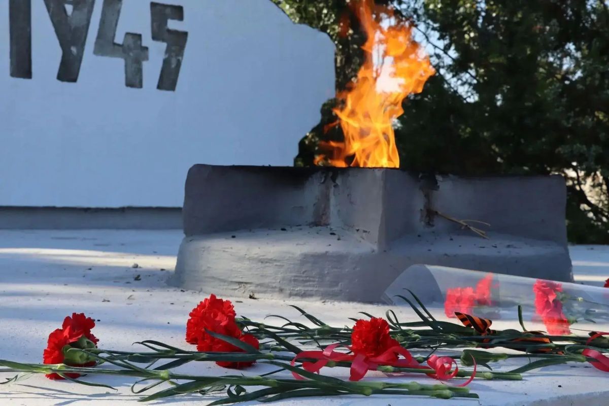 В эти сентябрьские дни есть даты, неразрывно связанные с подвигом нашего народа: День Победы над милитаристской Японией и окончания Второй мировой войны, годовщина освобождения Ворошиловградской области от немецко-фашистских... В эти сентябрьские дни есть даты, неразрывно связанные с подвигом нашего народа: День Победы над милитаристской Японией и окончания Второй мировой войны, годовщина освобождения Ворошиловградской области от немецко-фашистских...