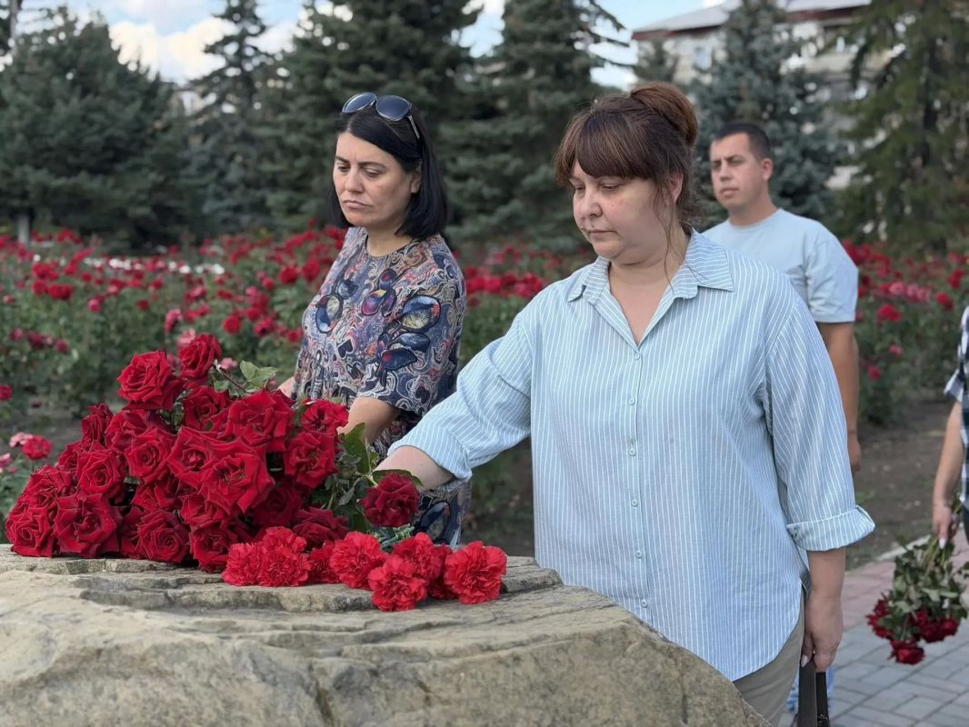 В День Неизвестного Солдата — защитника Луганской Народной Республики мы склонили головы перед памятью тех, кто до последнего вздоха оборонял Луганщину В День Неизвестного Солдата — защитника Луганской Народной Республики мы склонили головы перед памятью тех, кто до последнего вздоха оборонял Луганщину