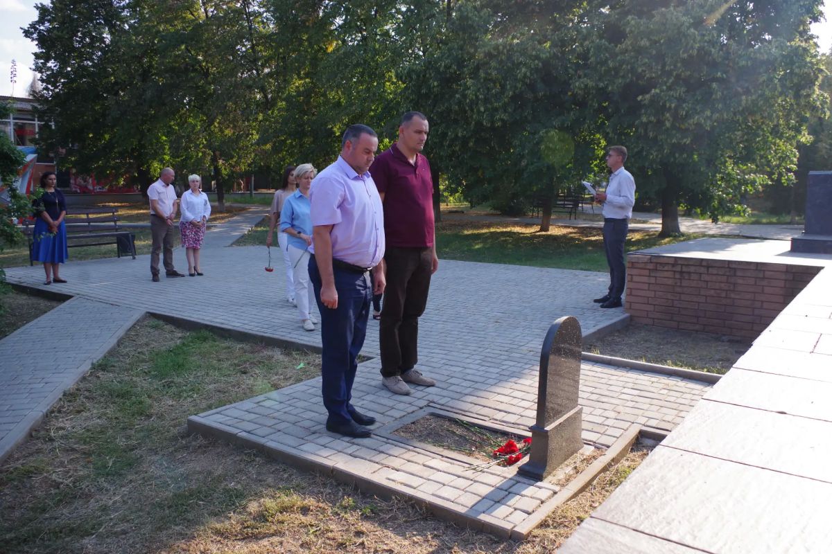 В Славяносербске почтили память воинов, чьи имена остались неизвестными, но чей подвиг навсегда вписан в историю В Славяносербске почтили память воинов, чьи имена остались неизвестными, но чей подвиг навсегда вписан в историю