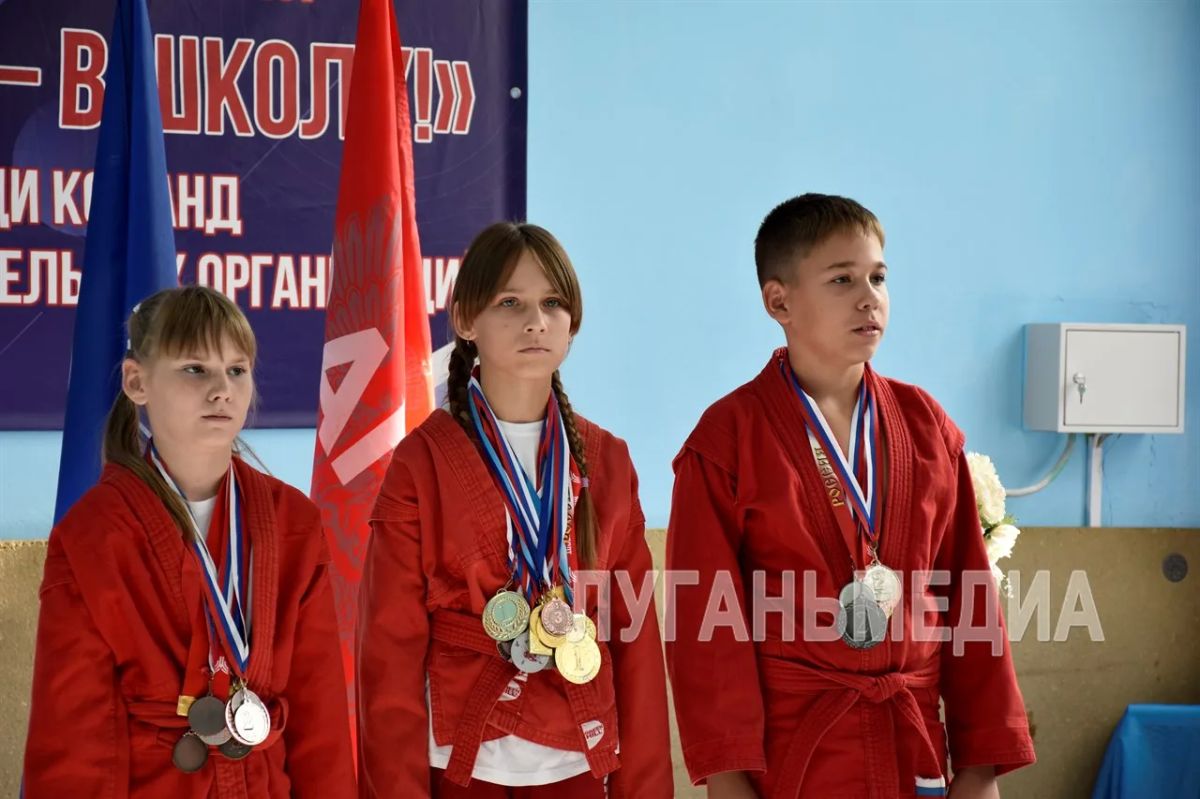 На базе Краснолучского межшкольного центра военно-патриотического воспитания и профессиональной ориентации учащихся открыли зал для занятий самбо На базе Краснолучского межшкольного центра военно-патриотического воспитания и профессиональной ориентации учащихся открыли зал для занятий самбо