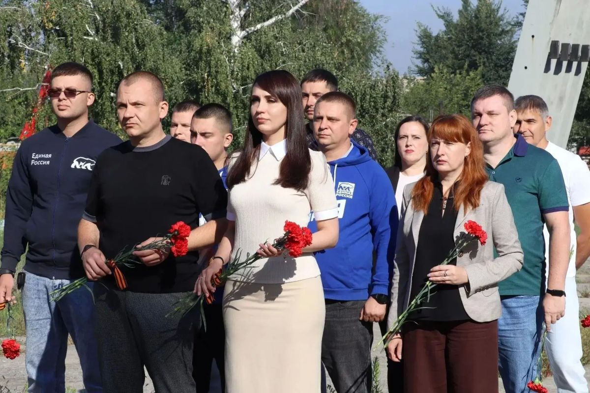 В эти сентябрьские дни есть даты, неразрывно связанные с подвигом нашего народа: День Победы над милитаристской Японией и окончания Второй мировой войны, годовщина освобождения Ворошиловградской области от немецко-фашистских...