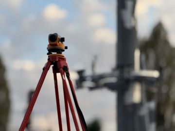 В Краснодоне установили первую высокомачтовую опору освещения на территории автовокзала