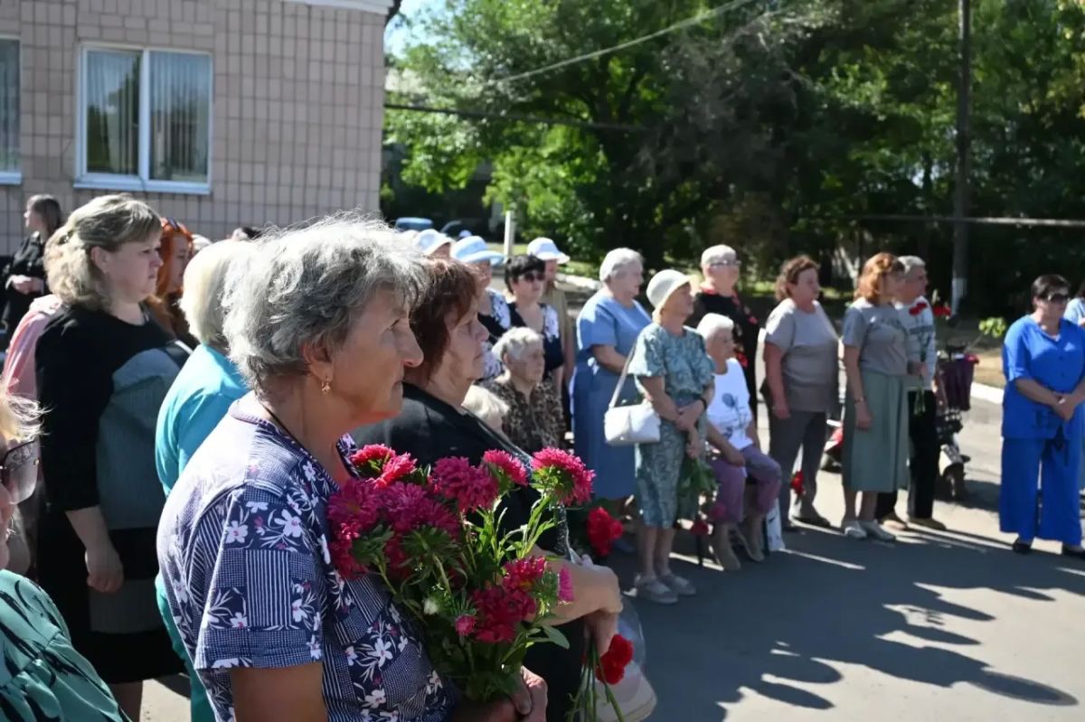 Сегодня, в День Неизвестного солдата — защитника Луганской Народной Республики, совместно с Иваном Санаевым, Председателем социального комитета Народного Совета ЛНР, Владимиром Шавлаем, Председателем Совета Краснодонского... Сегодня, в День Неизвестного солдата — защитника Луганской Народной Республики, совместно с Иваном Санаевым, Председателем социального комитета Народного Совета ЛНР, Владимиром Шавлаем, Председателем Совета Краснодонского...