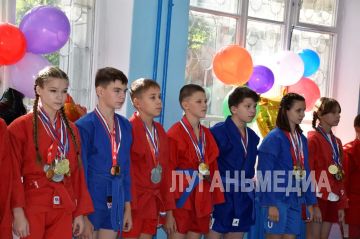 На базе Краснолучского межшкольного центра военно-патриотического воспитания и профессиональной ориентации учащихся открыли зал для занятий самбо