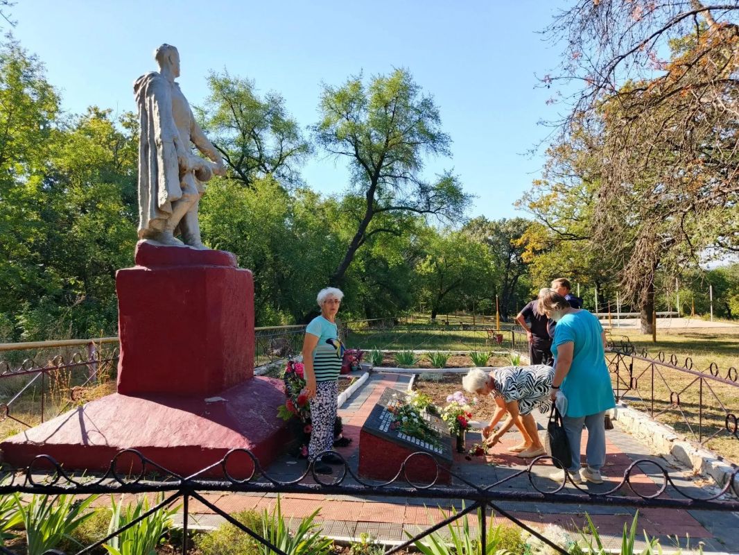 Сергей Колягин: Сегодня жители города Золотое собрались у памятника Неизвестному солдату, чтобы выразить благодарность и уважение всем безымянным воинам, которые ценой собственной жизни сражались за мирное небо над головой Сергей Колягин: Сегодня жители города Золотое собрались у памятника Неизвестному солдату, чтобы выразить благодарность и уважение всем безымянным воинам, которые ценой собственной жизни сражались за мирное небо над головой