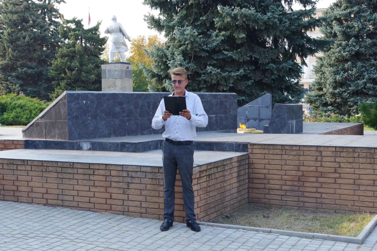 В Славяносербске почтили память воинов, чьи имена остались неизвестными, но чей подвиг навсегда вписан в историю В Славяносербске почтили память воинов, чьи имена остались неизвестными, но чей подвиг навсегда вписан в историю