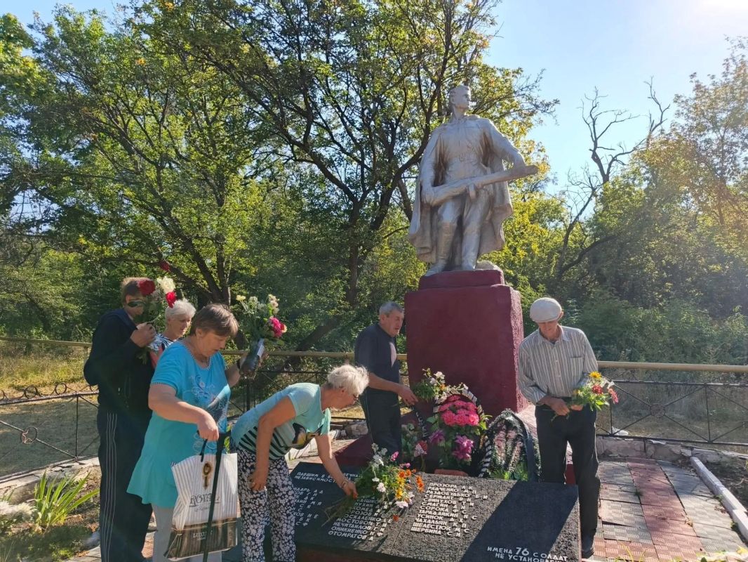 Сергей Колягин: Сегодня жители города Золотое собрались у памятника Неизвестному солдату, чтобы выразить благодарность и уважение всем безымянным воинам, которые ценой собственной жизни сражались за мирное небо над головой Сергей Колягин: Сегодня жители города Золотое собрались у памятника Неизвестному солдату, чтобы выразить благодарность и уважение всем безымянным воинам, которые ценой собственной жизни сражались за мирное небо над головой