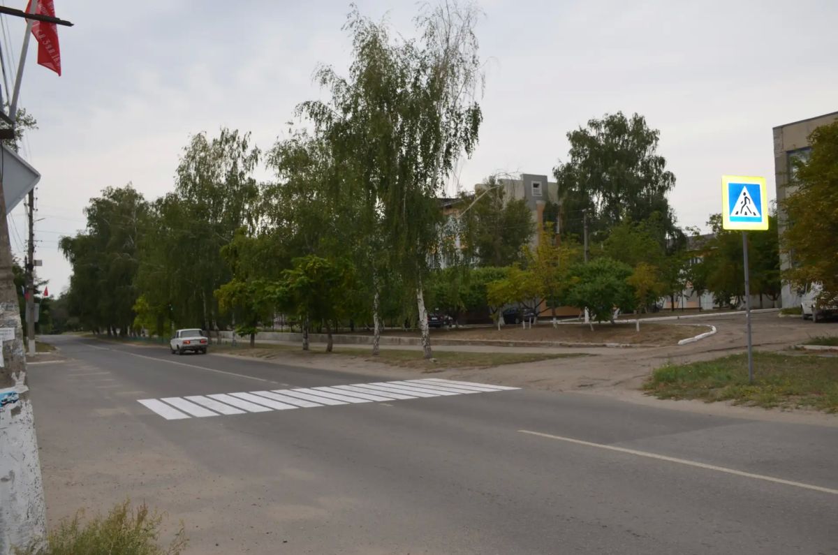 Безопасность детей — в приоритете: в Новоайдарском округе обновили дорожную разметку у школ Безопасность детей — в приоритете: в Новоайдарском округе обновили дорожную разметку у школ