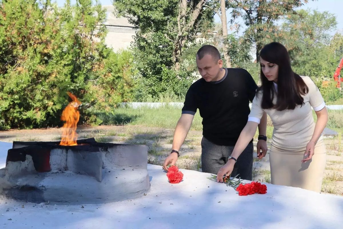 Яна Сылкина: С эти дни мы еще раз говорим искреннее "спасибо" поколениям героев, которые в разные годы отстояли независимость и свободу нашей великой страны и тем самым подарили жизнь и будущее каждому из нас Яна Сылкина: С эти дни мы еще раз говорим искреннее "спасибо" поколениям героев, которые в разные годы отстояли независимость и свободу нашей великой страны и тем самым подарили жизнь и будущее каждому из нас
