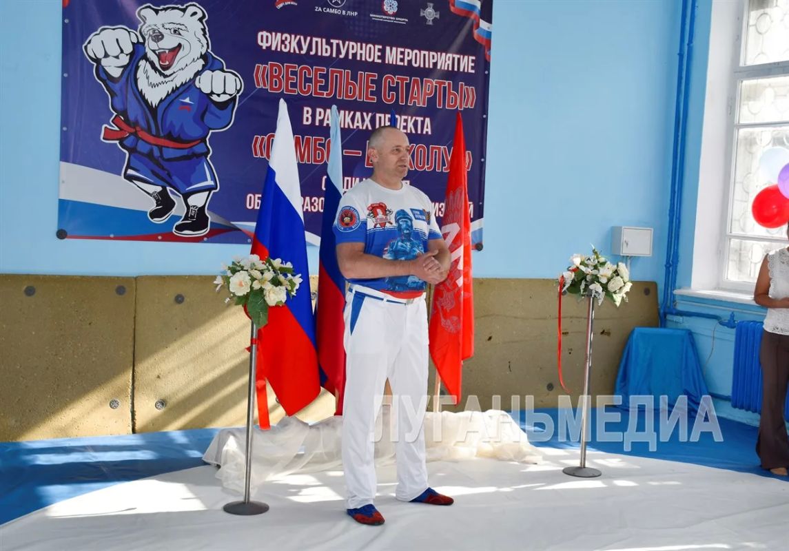 На базе Краснолучского межшкольного центра военно-патриотического воспитания и профессиональной ориентации учащихся открыли зал для занятий самбо На базе Краснолучского межшкольного центра военно-патриотического воспитания и профессиональной ориентации учащихся открыли зал для занятий самбо