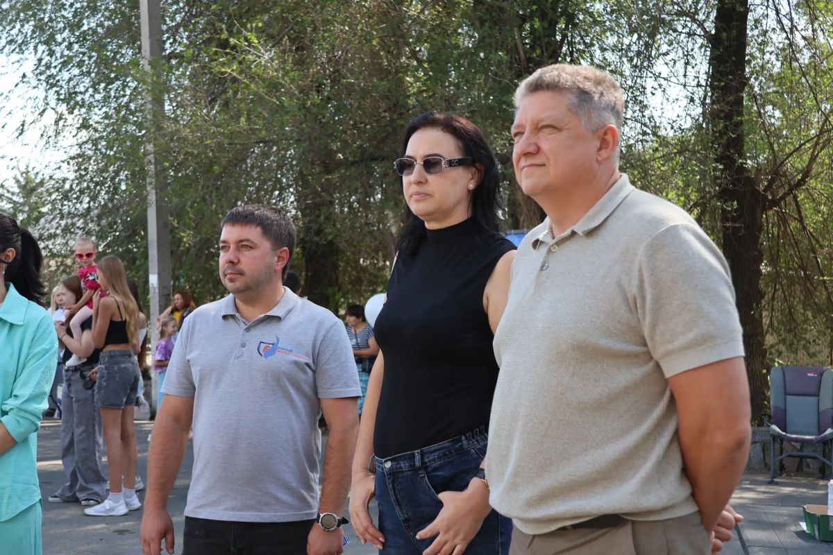 «Луганский единый фронт помощи» подарил праздник двора жителям Александровска «Луганский единый фронт помощи» подарил праздник двора жителям Александровска